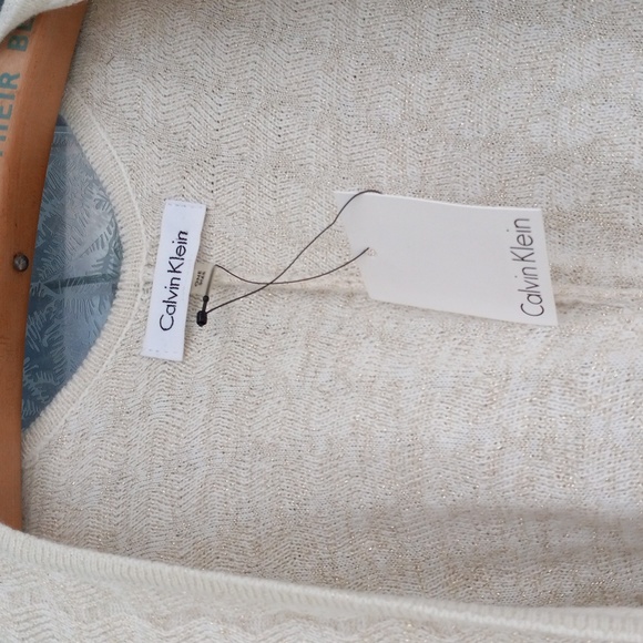 Calvin Klein Cream+ Gold ThreadCape 84%Acrylic One Size New With Tag Excel.Cond. - Picture 2 of 8